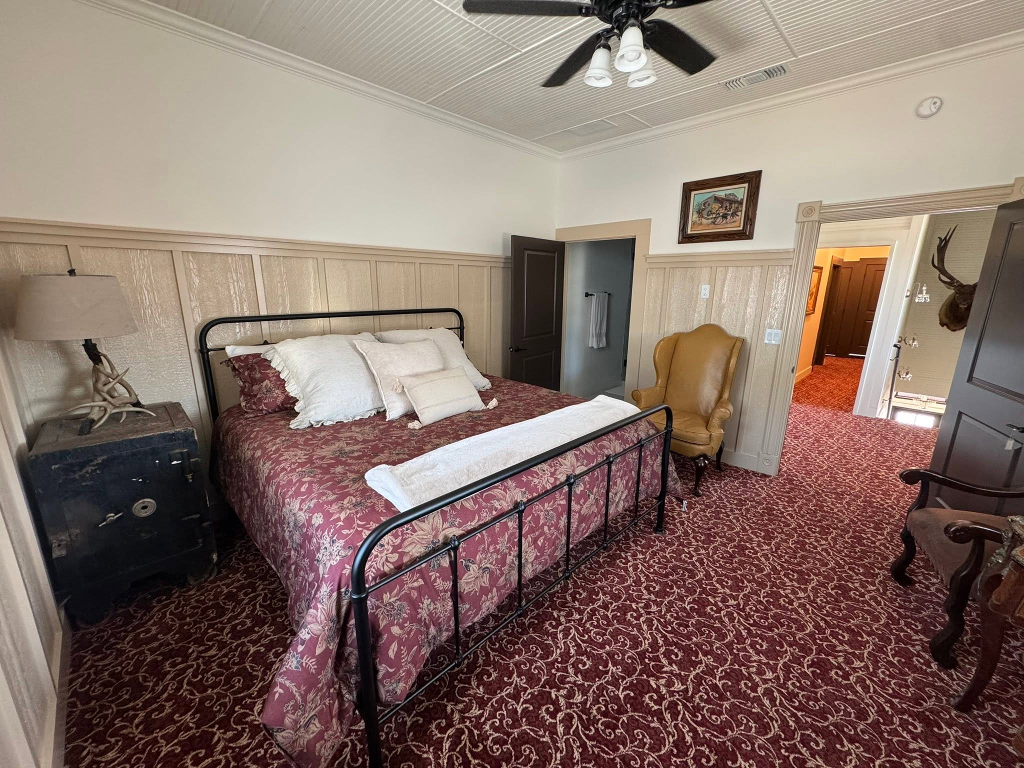 Vintage bedroom with patterned carpet in the GMTV Garage property
