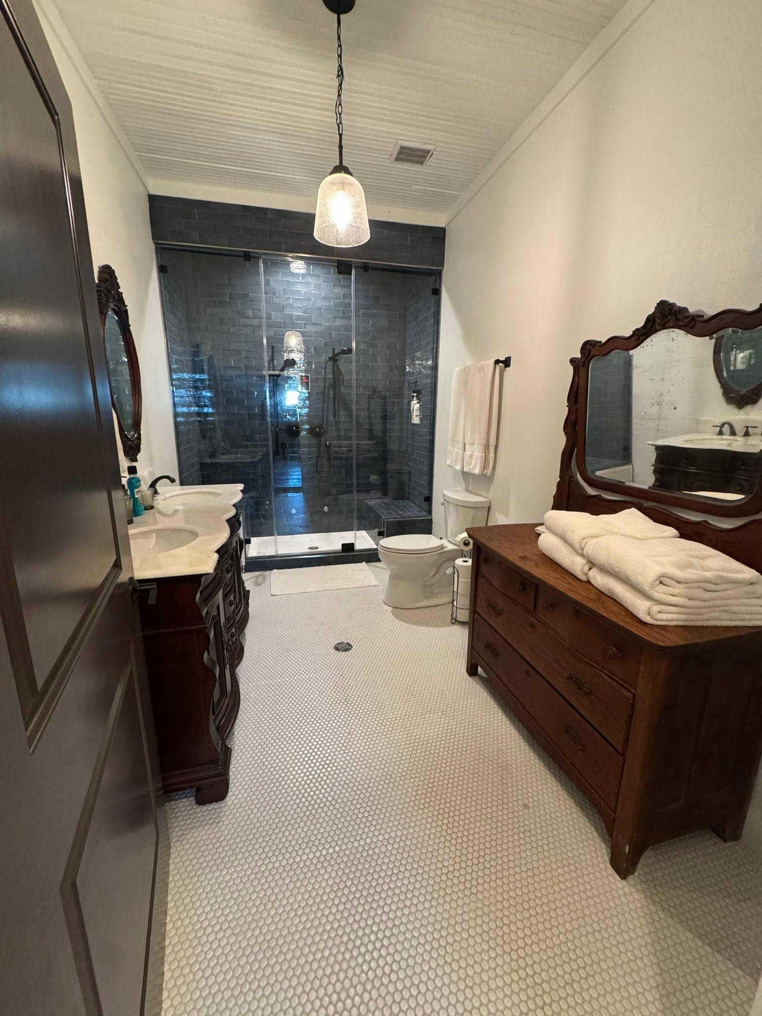 Bright tiled bath within the GMTV Garage property